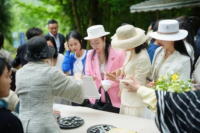 秀”里藏着“春天里的彭州”不朽情缘手机网站这场“高定(图15)
